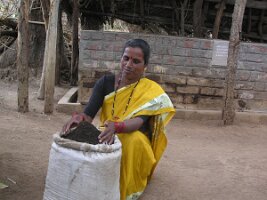 Woman-with-sack-of-vermi-compost